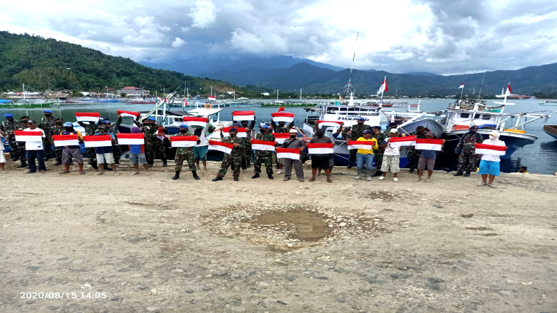Lanal Tolitoli Bersama Masyarakat Nelayan Kibarkan Bendera Serentak