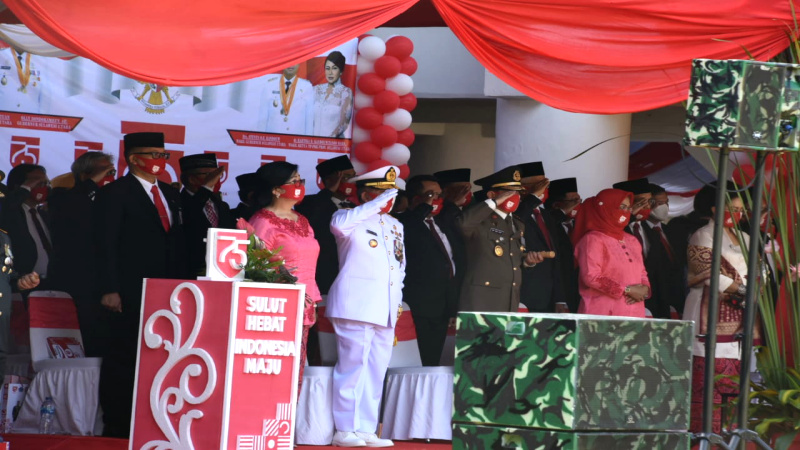 Danlantamal VIII Ikuti Upacara Peringatan Hari Kemerdekaan Ke -75 di Lapangan Kantor Gubernur