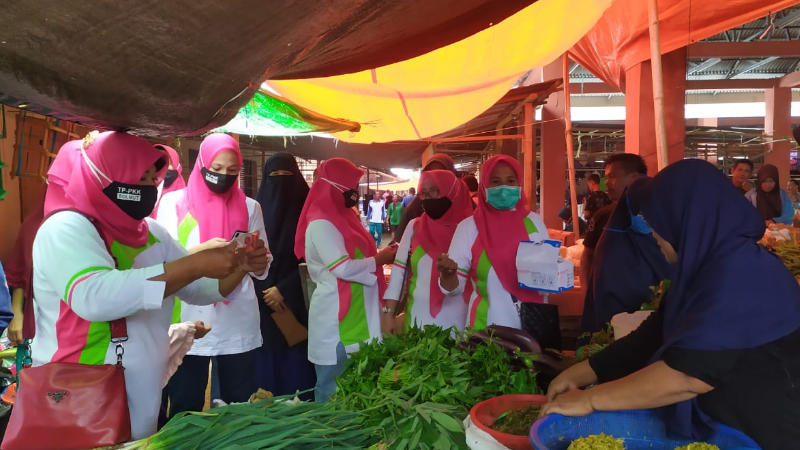 'Gebrak Masker' PKK Bolmut Sasar Pengunjung Pasar