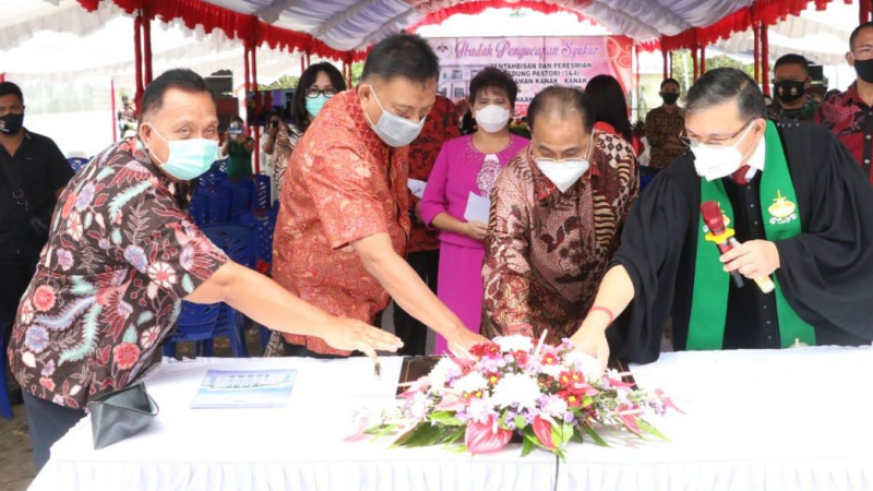 Robby Dondokambey Dampingi Olly Dondokambey Resmikan Pastori dan Sekolah di Desa Kembuan