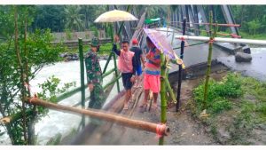 Koramil Bolaang Uki Bangun Jembatan Darurat, Hanya Kendaraan Roda Dua yang Bisa Lewat