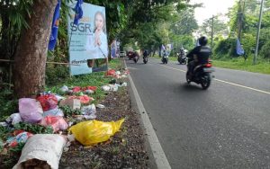 Sampah Berceceran ‘Hiasi’ Jalan di Minahasa Utara Ini