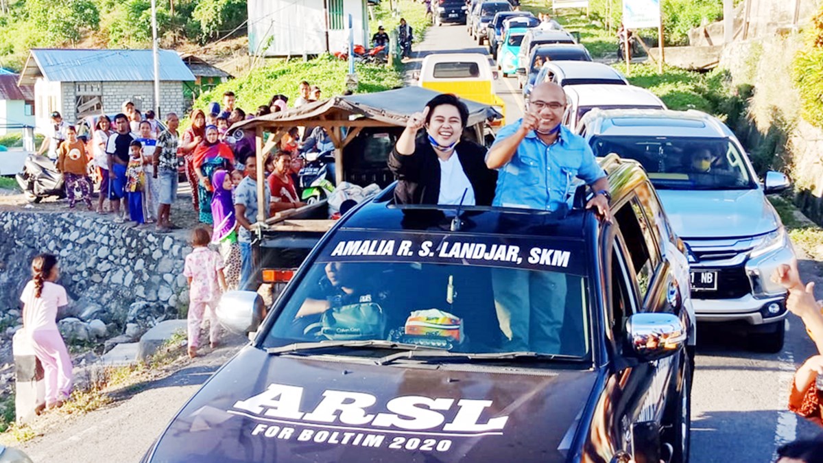 Ribuan Warga Boltim Tumpa Ruah di Jalan Sambut Kedatangan Amalia-Uyun
