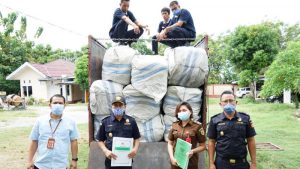 Bea Cukai SerahkanTersangka Penyelundupan 290 Bal ‘Cabo’ ke Kejaksaan