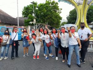 Peduli Penanganan COVID-19, Relawan Bravo New ODSK-AARS Bagi-bagi Masker