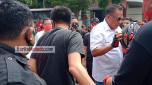Bersepeda, Olly Dondokambey-Steven Kandouw Tiba di KPU Sulut