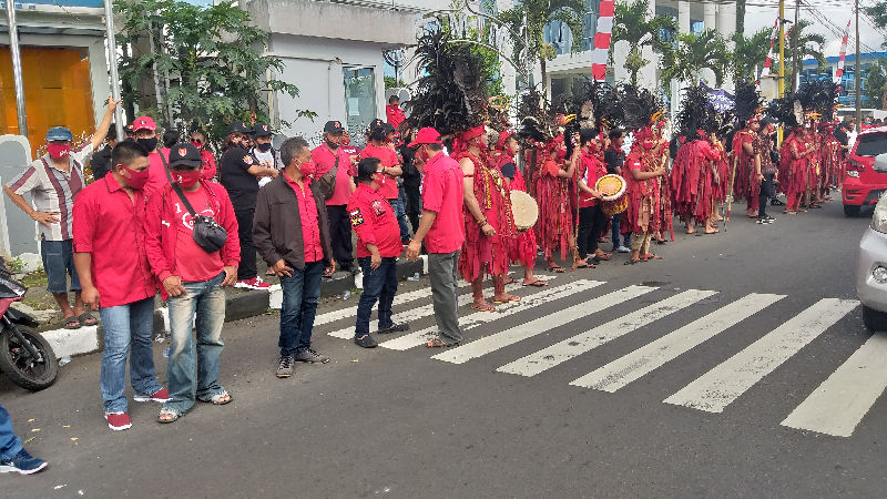 PILWALKOT TOMOHON: 'Merah' Padati Depan Kantor Sinode GMIM