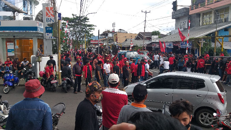 PILWALKOT TOMOHON: 'Merah' Padati Depan Kantor Sinode GMIM
