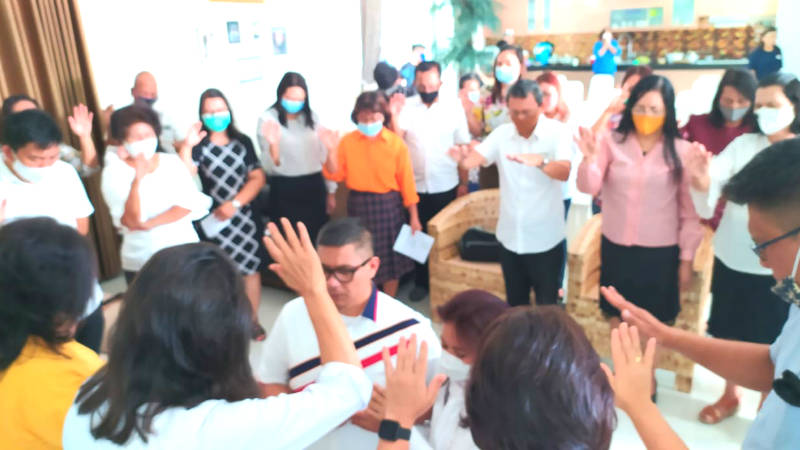 Ditemani Istri Tercinta, Harley Mangindaan Ikut Ibadah Pengutusan