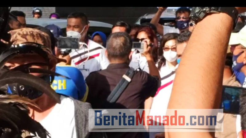 Jalan Kaki dari Lapangan Tikala, Julyeta Runtuwene-Harley Mangindaan Daftar ke KPU