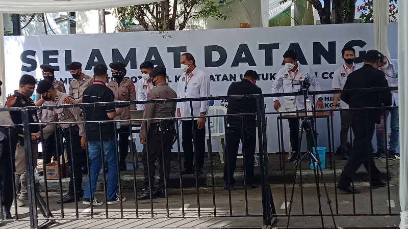Dijaga Ketat Polisi, Begini Prosedur Masuk ke Kantor KPU Sulut