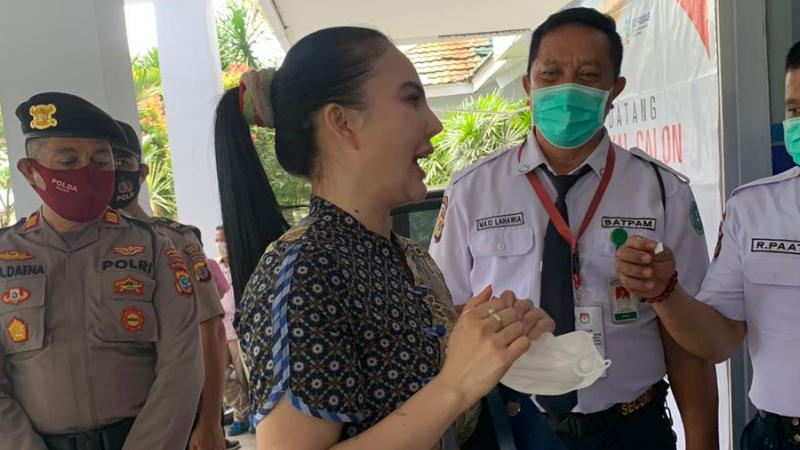 PILBUP MINUT: Tiba di RSUP Prof Kandou, Shintia Rumumpe Lagi-lagi Tak Pakai Masker