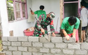 Dekat Bersama Masyarakat, Babinsa Bowongkulu Bantu Perbaikan Rumah Warga