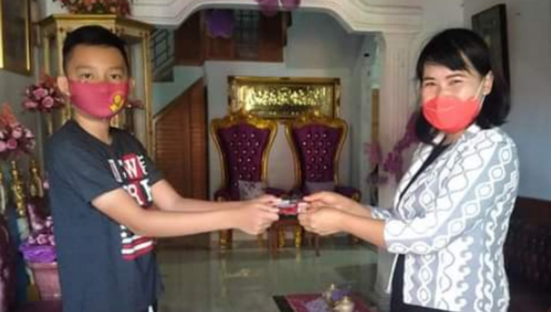 SD Katolik Santa Monica Langowan Bagikan Kartu Perdana