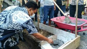 Jabes Gaghana Letakan Batu Dasar BSRS di Desa Talawid dan Tariang Lama