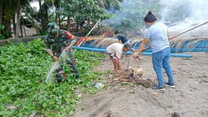 Bersama Warga, Babinsa Tabut Kerja Bakti Bersihkan Pantai Wisata Embuhanga