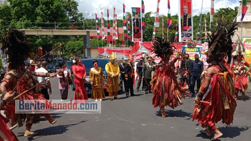 Hadiri Paripurna HUT Provinsi Sulut, Olly Dondokambey-Steven Kandouw Kenakan Busana Adat Sangihe dan Minahasa