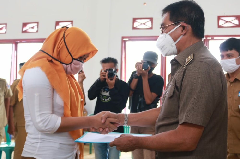 Serahkan 440 SK Pengangkatan Tenaga Kontrak, Sehan Landjar: Utamakan Jujur dan Pandai Bersyukur