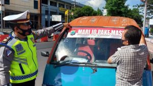 Imbau Warga Disiplin Pakai Masker, Ditlantas Polda Sulut Pasang Sticker di Angkutan Umum