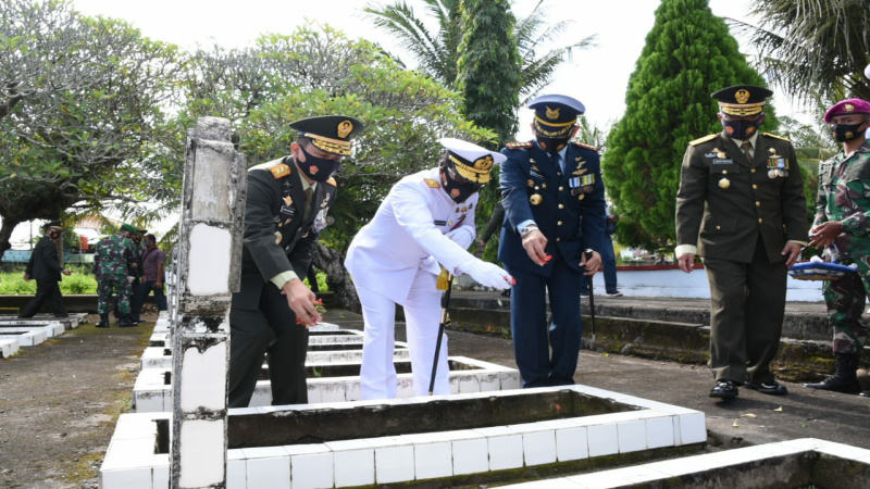 Peringati HUT Ke-75 TNI Danlantamal VIII Manado Ziarah Ke TMP Kairagi