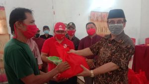 Praseno Hadi Salurkan Bantuan Sembako Bagi Warga Terdampak COVID-19 di Bolsel