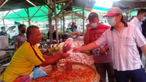 Pjs Bupati Bolsel Praseno Hadi Bagikan Masker di Pasar Tradisional Soguo