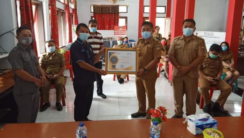 Sukseskan Sensus Penduduk Online, Kawangkoan Utara Terima Penghargaan BPS Minahasa