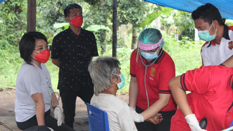 Kristi Lotulung Arina Temui Warga Talawaan Bantik, Beri Layanan Pemeriksaan Kesehatan Gratis