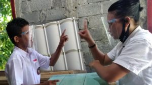Tempuh Jarak Puluhan Kilometer, Ini Cara Guru Ocen Hilda Lun Mengajar Siswa Tunarungu