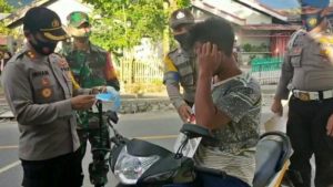 TNI-Polri Rutin Bagikan Masker ke Masyarakat