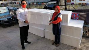 Peduli! Melky Jakhin Pangemanan Bagikan Cool Box Bagi Nelayan Minut