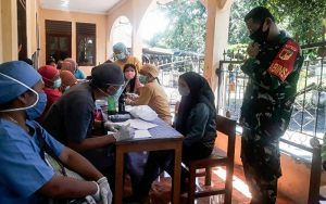 Selalu Ingatkan Warga, Babinsa Tabut Awasi Protokol Kesehatan Pada Pelayanan Posyandu