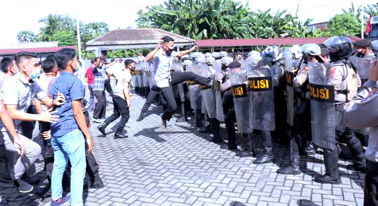 Antisipasi Tindakan Anarkis, Polda Sulut Gelar Simulasi Pengamanan Pilkada