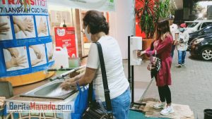 Cegah COVID-19, Pengunjung Patuhi Protokol Kesehatan di Pusat Perbelanjaan