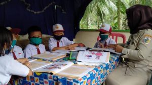 Cegah COVID-19, Guru di Kotamobagu Rela Door to door ke Rumah Siswanya