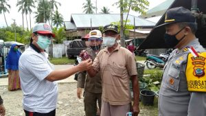 Pejabat Ini Jalan Kaki Sapa Pedagang Dan Mengimbau 3M