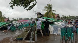 Cuaca Buruk di Bolmut, Wabup Amin Lasena Nyaris Tertimpah Tenda Pernikahan yang Ambruk