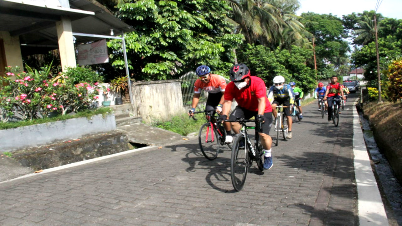 Jaga Kesehatan, Brigjen TNI Marinir Donar Rompas Gowes Bersama Anggota Lantamal VIII