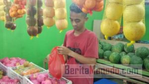 Pedagang di Kota Kotamobagu Bisnis Buah-Buahan Ditengah Pandemi Covid-19