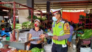 Sat Lantas Mitra Sosialisasikan Protokol Kesehatan Sambil Bagikan Masker