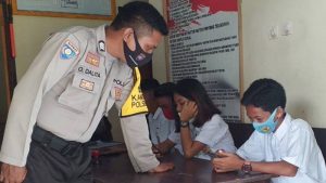 Salut! Jaringan Susah, Polisi Ini Sediakan Internet Gratis Bagi Pelajar