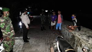 Patroli Malam Hari, Bripka R Maabuat Tegur Warga Tak Bermasker