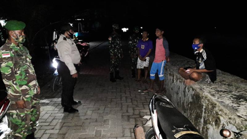 Patroli Malam Hari, Bripka R Maabuat Tegur Warga Tak Bermasker