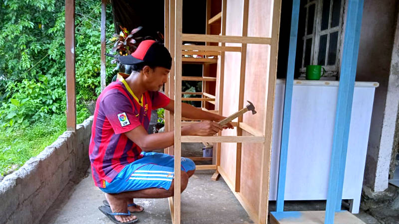 Kena Dampak Covid-19, Pendapatan Tukang Kayu Kian Minim