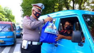 Operasi Zebra Hari ke 8, Polresta Manado Bagikan Masker dan Sembako Gratis