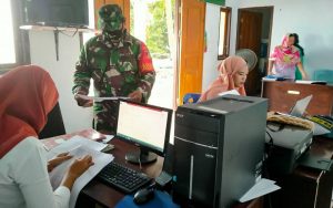 Perbarui Data Wilayah Binaan, Babinsa Kendahe Sambangi Kantor Desa Talawid