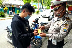 Tekan penyebaran Covid-19, Polres Kepulauan Sangihe Bagikan Masker dan Vitamin Gratis untuk Masyarakat