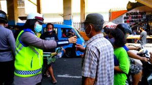 Gelar Operasi Zebra Samrat, Polda Sulut Bagikan Masker Gratis