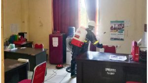 Putus Mata Rantai Penyebaran COVID-19, PMI Bolsel Semprot Disinfektan di Perkantoran Panango