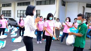 Ingatkan Patuhi Protokol Kesehatan Covid-19, DWP Unsrat Beri Bantuan ke Petugas Kebersihan
